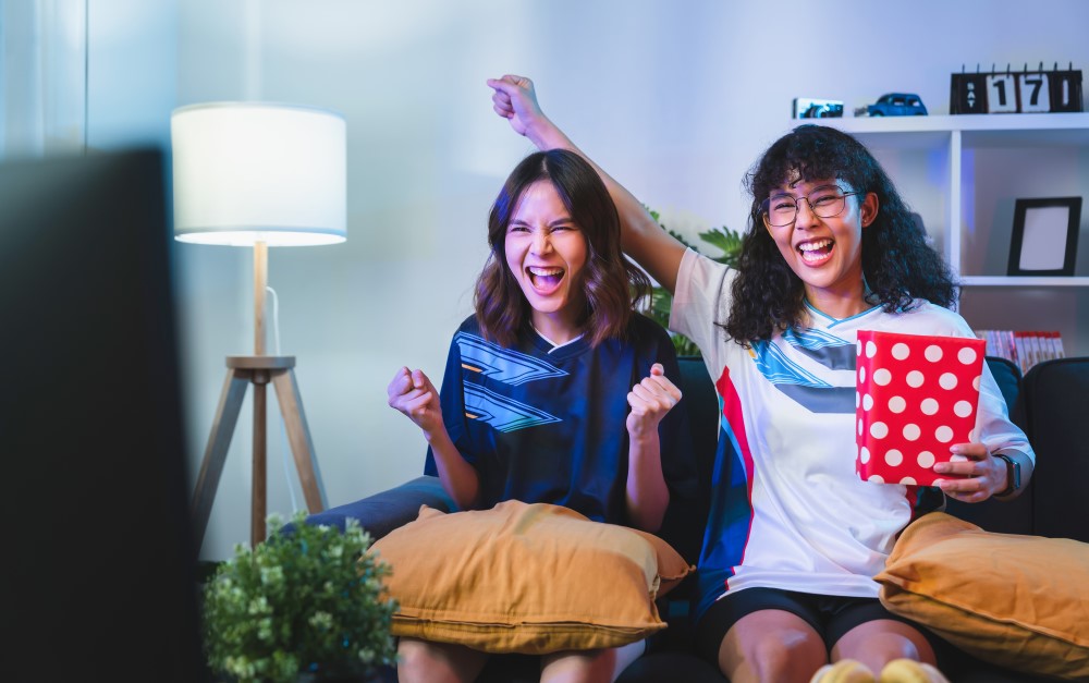 chicas viendo deporte en la tele