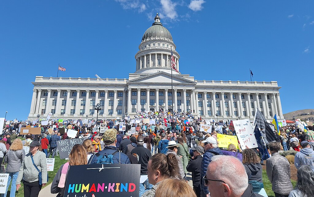 Protesta «Hands Off» en el Capitolio del estado de Utah