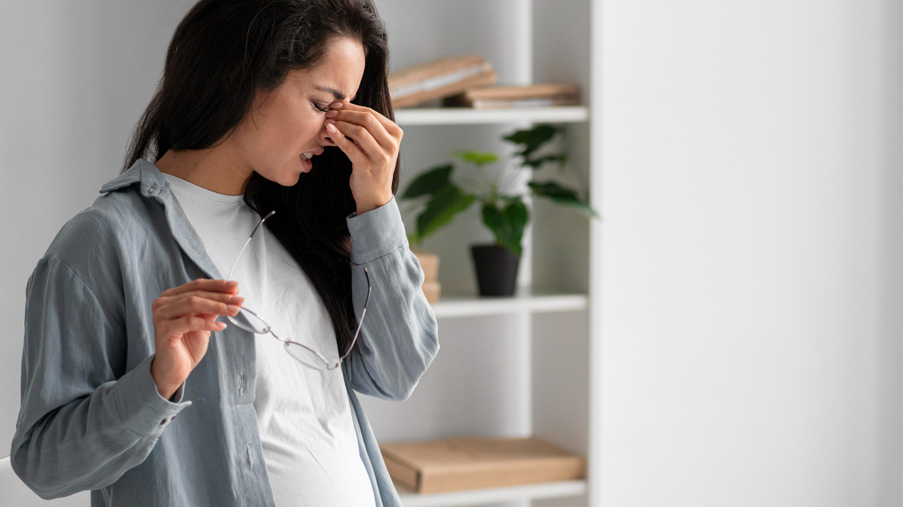 pregnant woman with migraine