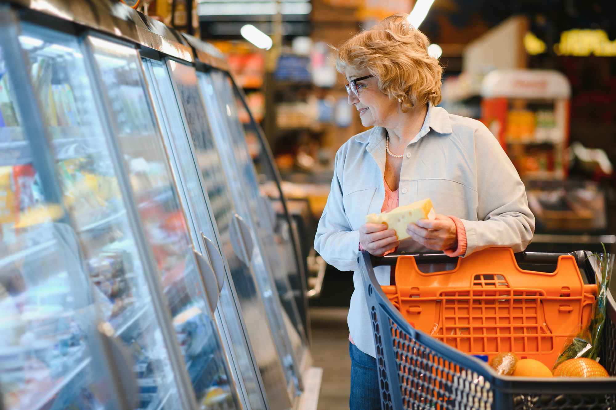 mujer comprando queso