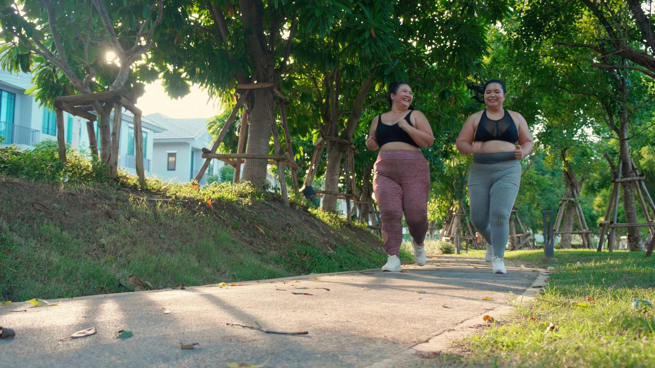 Dos mujeres corriendo.