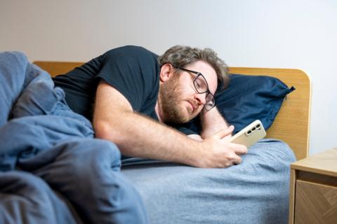Hombre haciendo scroll en el móvil.