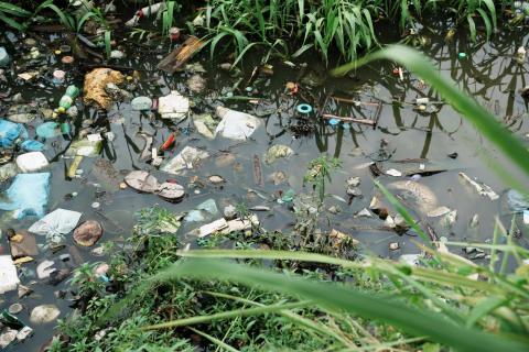 río contaminado