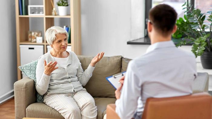 Mujer mayor en terapia.