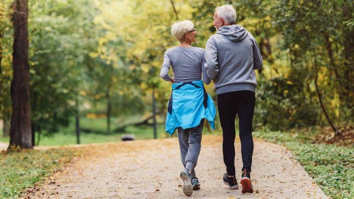 La recomendación de 150 minutos de ejercicio semanales debería ser más alta para obtener mayor protección cardiovascular, según un estudio Caminar