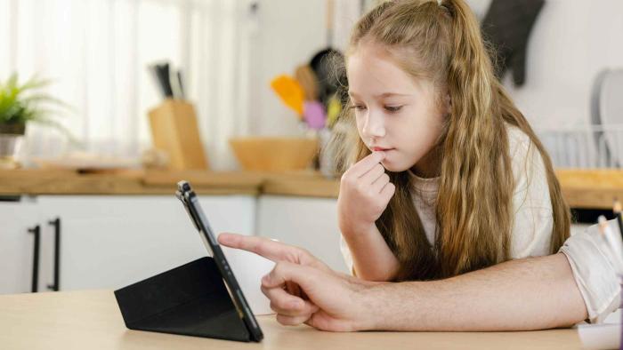niña mirando una pantalla