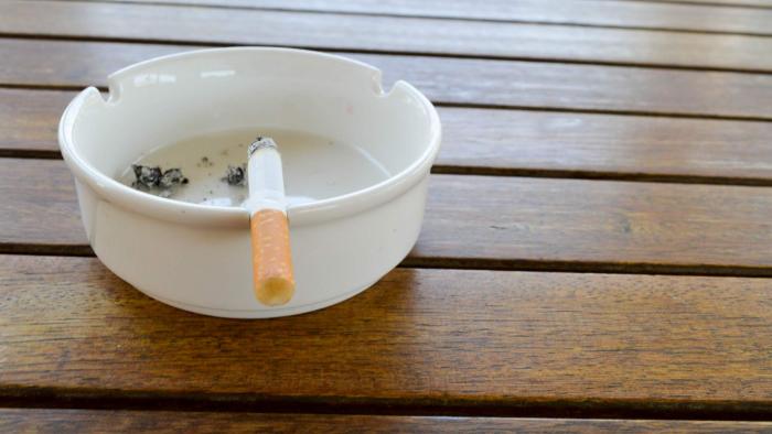 Alerta por el número de fumadores pasivos y la exposición en las terrazas españolas cigarro